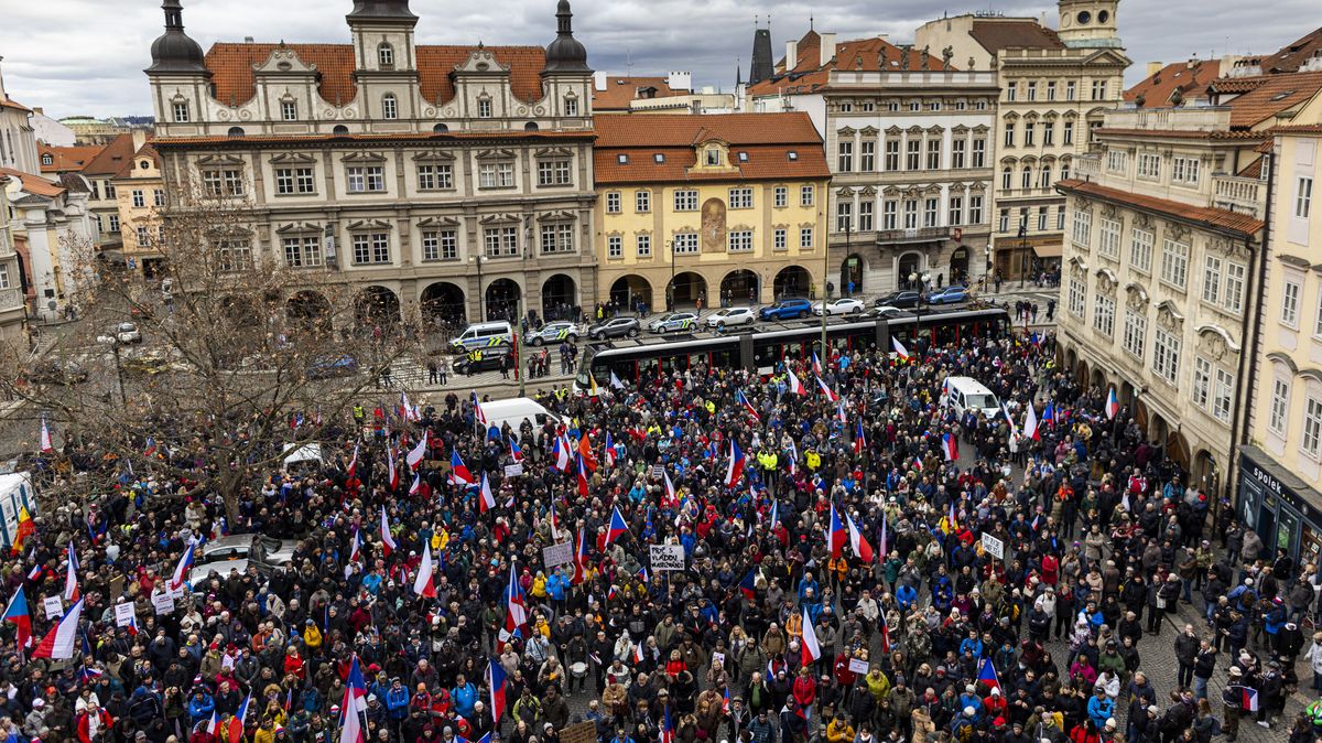 Obrazem: Stovky lidí na náměstí sebraly protest farmářům, spílaly vládě a EU